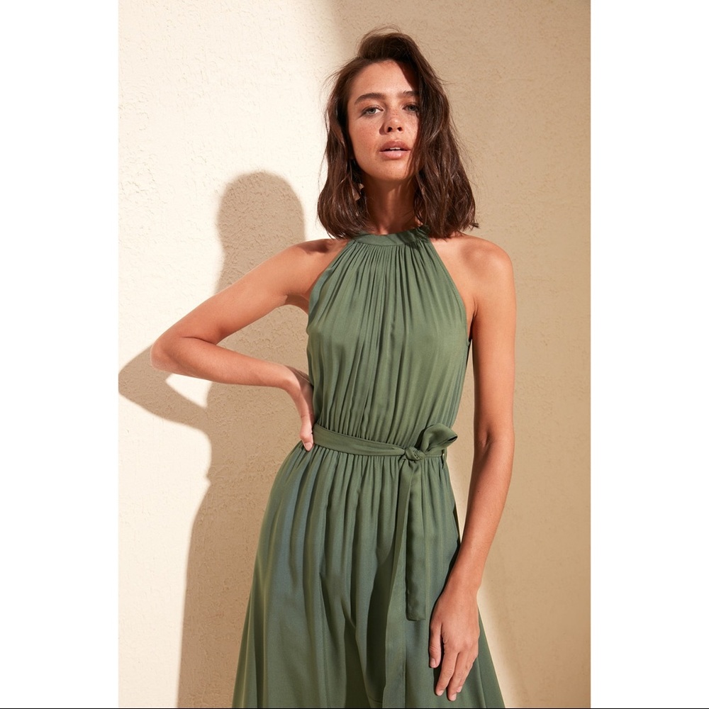Green Halter Neck Maxi Sleevless Dress - Picture 2 of 4